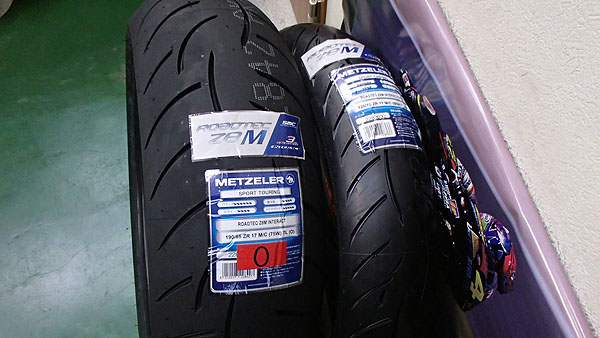 メッツラーのＺ８Ｍ（後輪は重量車専用タイヤ）